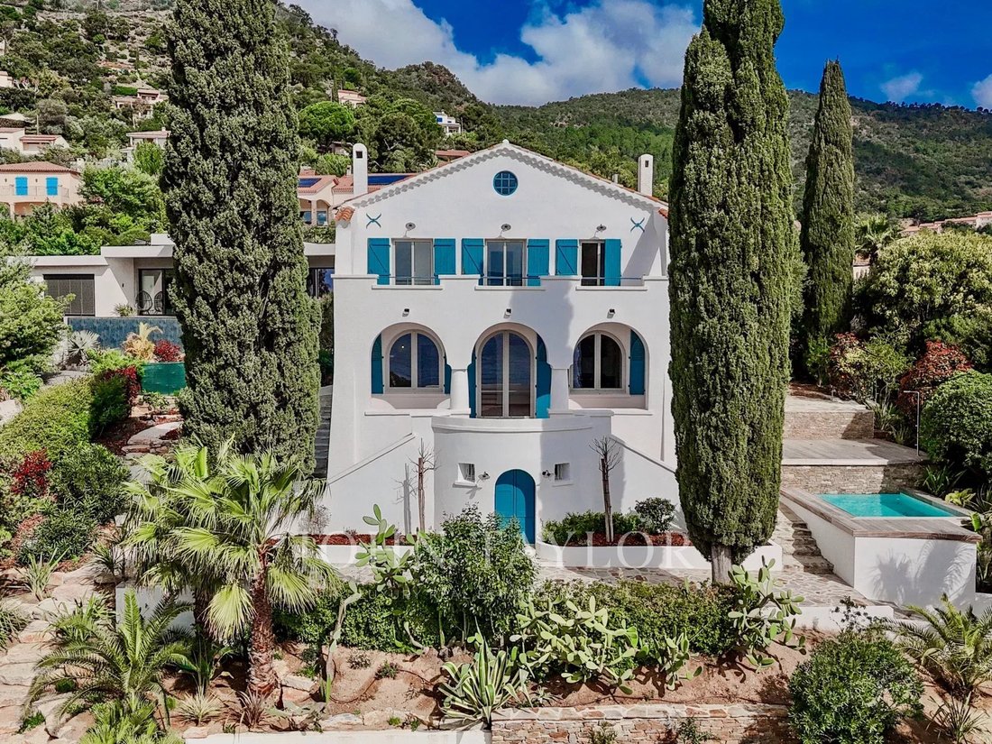 Estate in Rayol-Canadel-sur-Mer, Provence-Alpes-Côte d'Azur, France 1 - 16225643