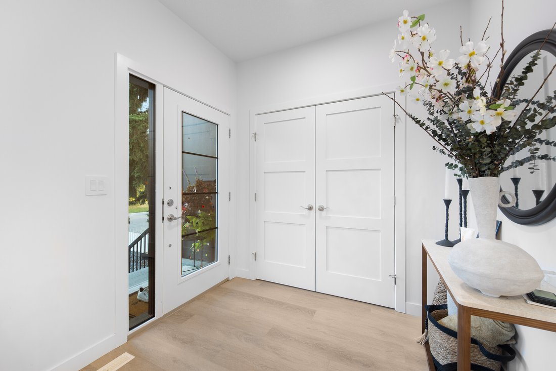 House in Edmonton, Alberta, Canada 2 - 16227025