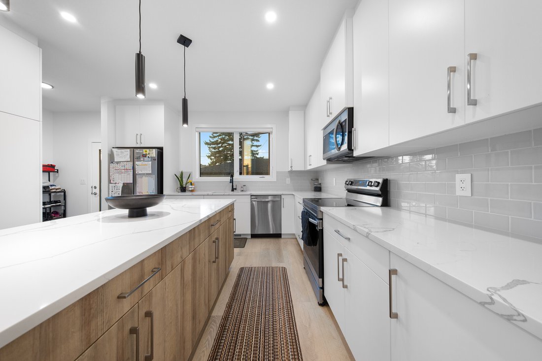 House in Edmonton, Alberta, Canada 5 - 16227025