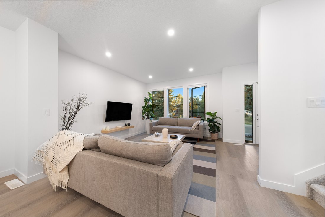 House in Edmonton, Alberta, Canada 4 - 16227025