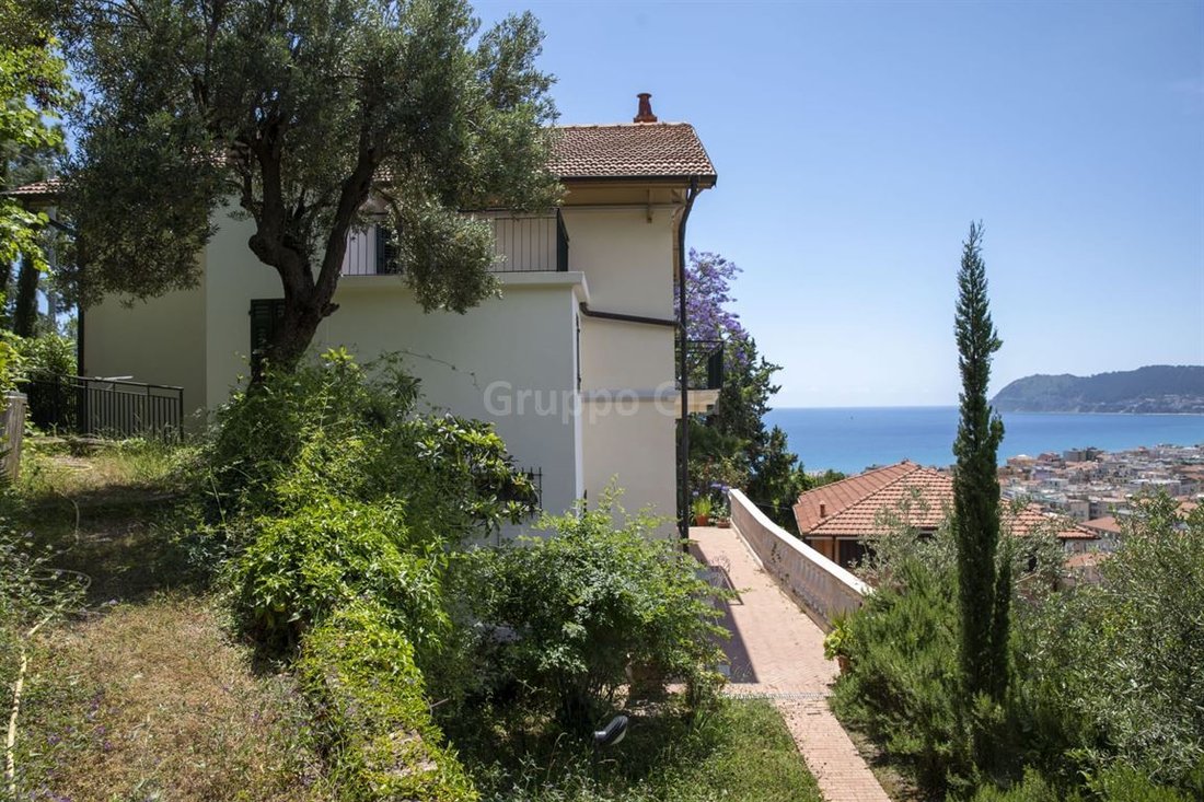 Villa in Central Hill, Alassio, Liguria 1 - 16227244