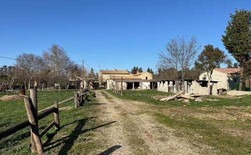 Castle for Sale in Le Thor, Provence-Alpes-Côte d'Azur, France