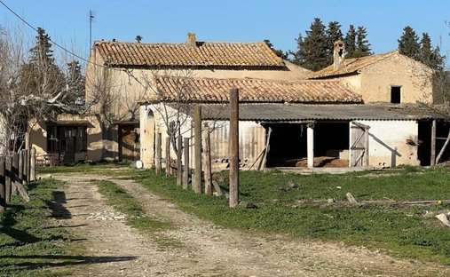 Castle for Sale in Le Thor, Provence-Alpes-Côte d'Azur, France