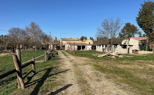 Castle for Sale in Le Thor, Provence-Alpes-Côte d'Azur, France