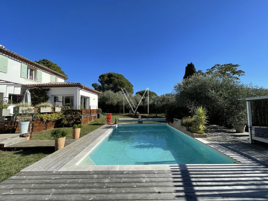 Estate in La Garde-Freinet, Provence-Alpes-Côte d'Azur, France 1 - 16247908