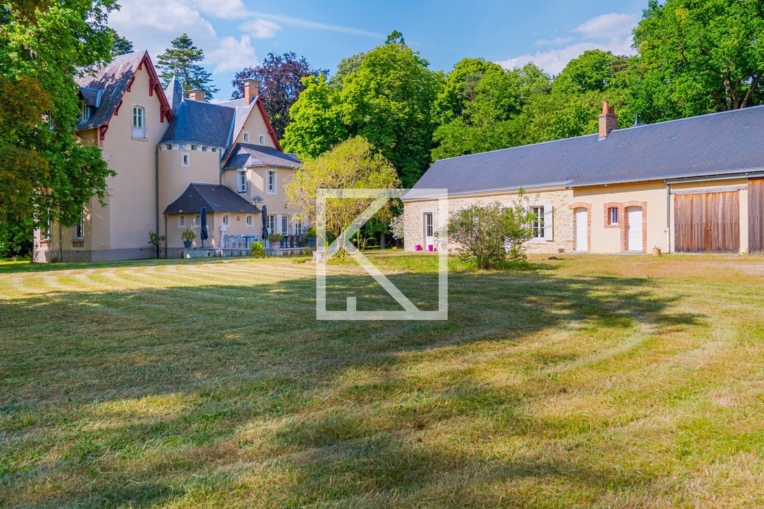 Whispers of Elegance: A 17th-Century Château’s Timeless Embrace Near Le Mans