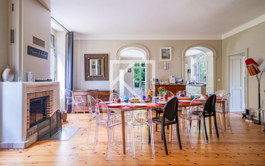 Whispers of Elegance: A 17th-Century Château’s Timeless Embrace Near Le Mans