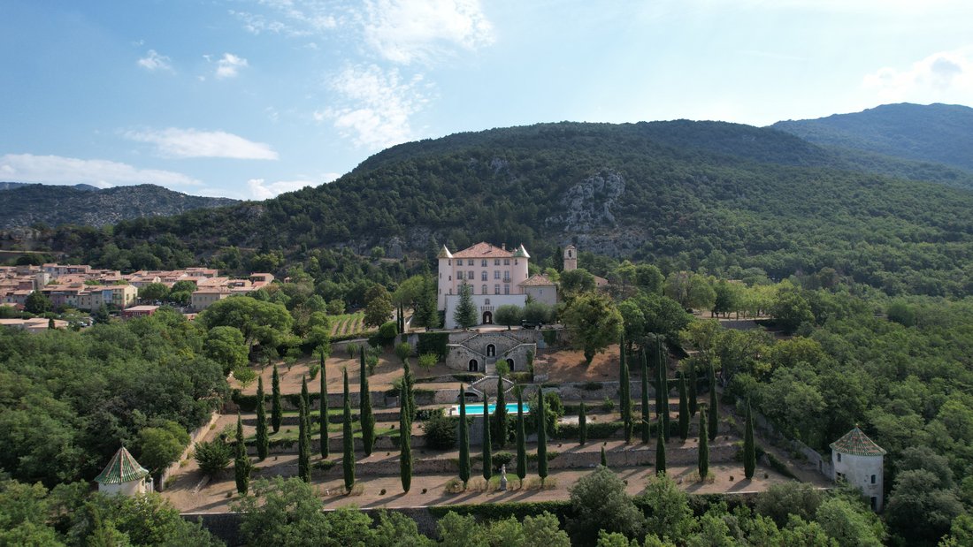 Le Rêve de Verdon: A 17th-Century Château Crowned by Lake & Legend