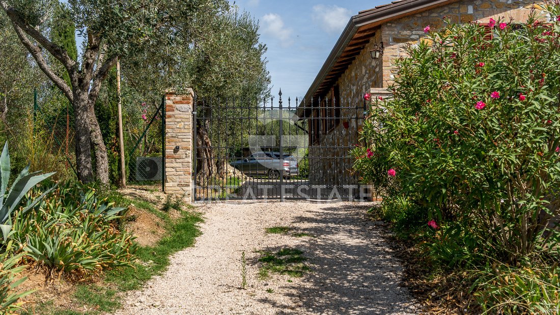 Estate in Corciano, Umbria, Italy 3 - 16160526
