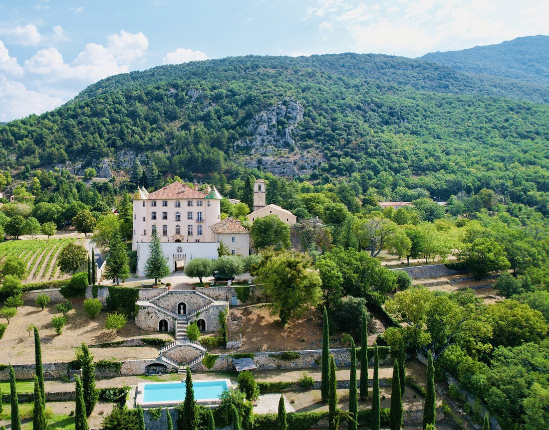 Le Rêve de Verdon: A 17th-Century Château Crowned by Lake & Legend