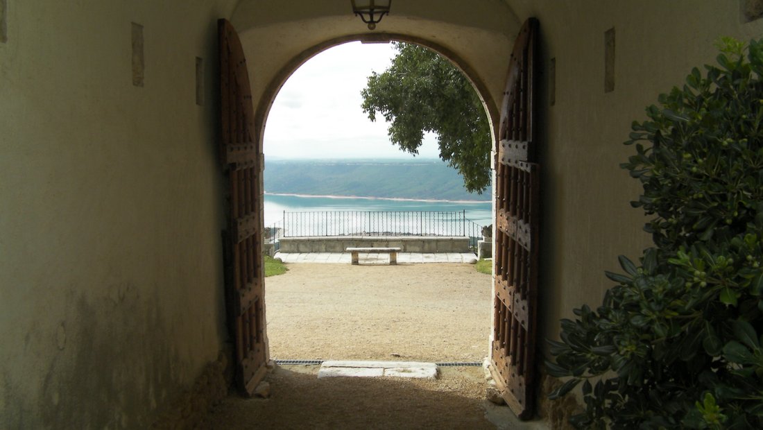 Le Rêve de Verdon: A 17th-Century Château Crowned by Lake & Legend