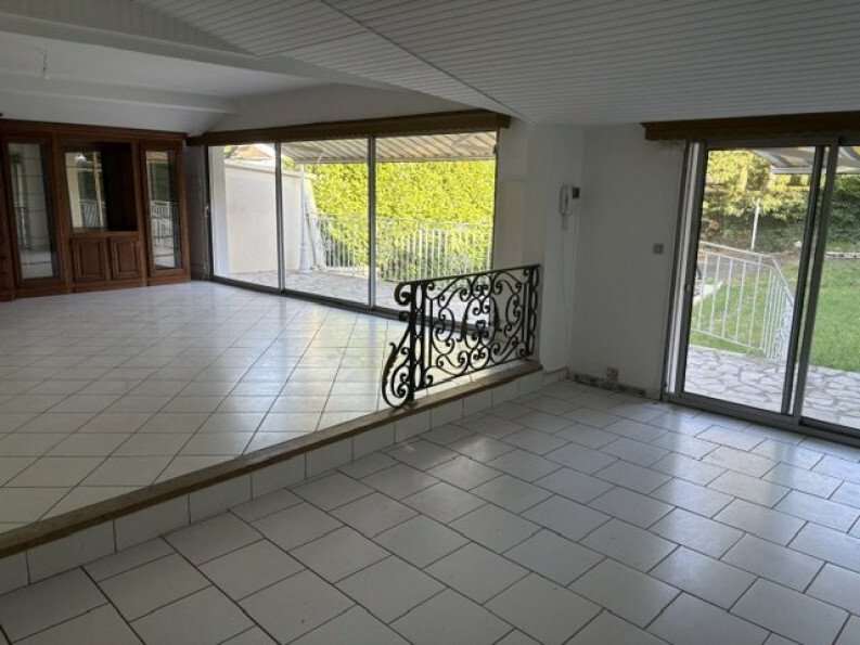House in Forêt, Saint-Germain-en-Laye, France 2 - 16066377