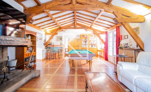 Castle for Sale in Saint-Pierre-des-Échaubrognes, Nouvelle-Aquitaine, France