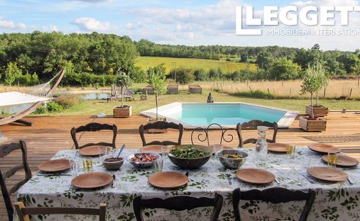 Castle for Sale in Saussignac, Nouvelle-Aquitaine, France