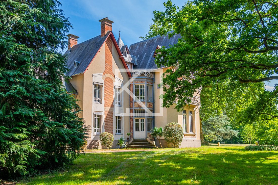 Whispers of Elegance: A 17th-Century Château’s Timeless Embrace Near Le Mans