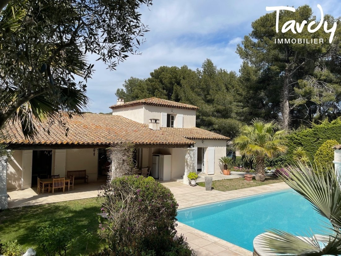 Estate in Nord, Sanary-sur-Mer, France 1 - 16248941