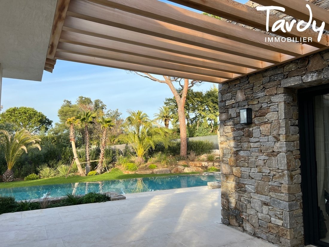 Estate in Zone Est Diffuse, Saint-Tropez, France 1 - 16249375