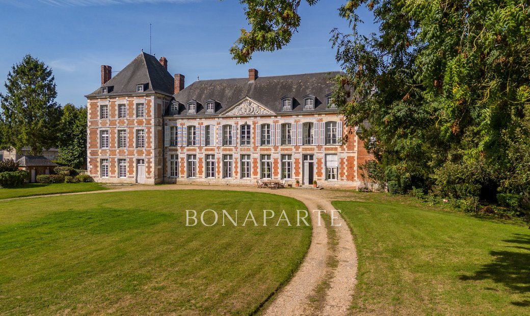 Château Du XVII Ie Et Son Domaine De 13 Hectares