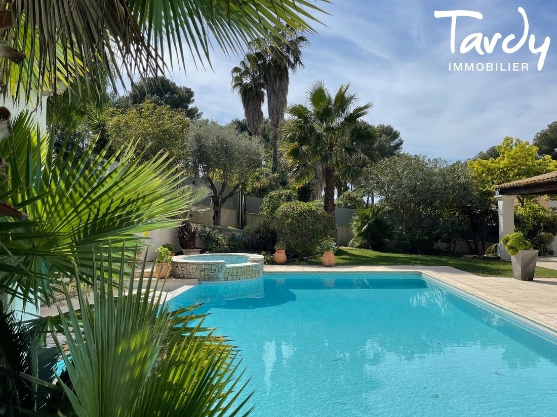 Estate in Nord, Sanary-sur-Mer, France 2 - 16248941