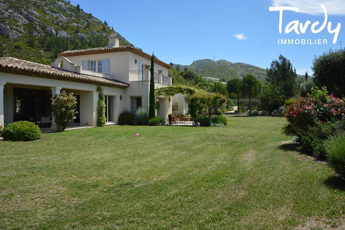 Estate in Est, Gemenos, France 1 - 16245944