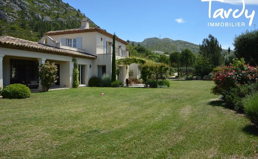 Estate in Est, Gemenos, France 1