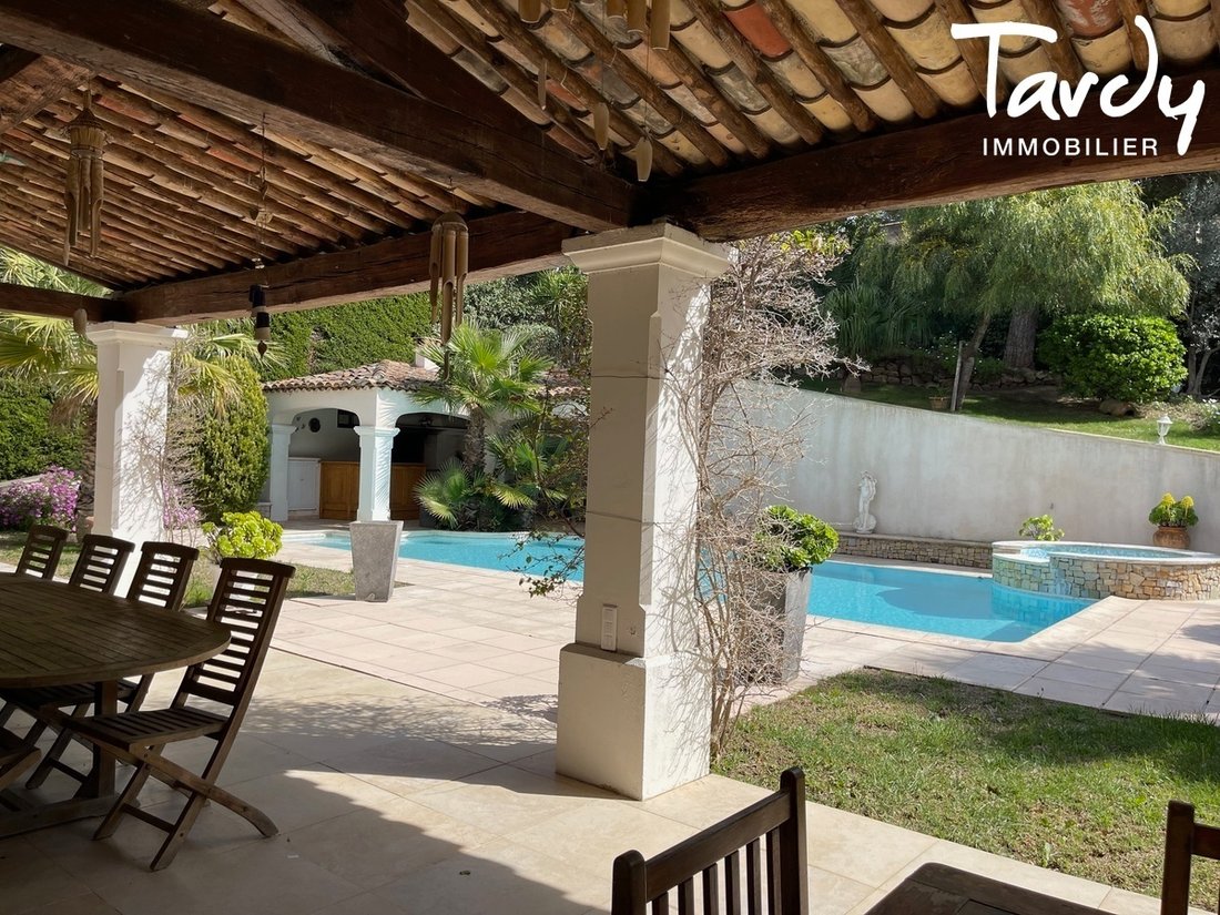Estate in Nord, Sanary-sur-Mer, France 3 - 16248941