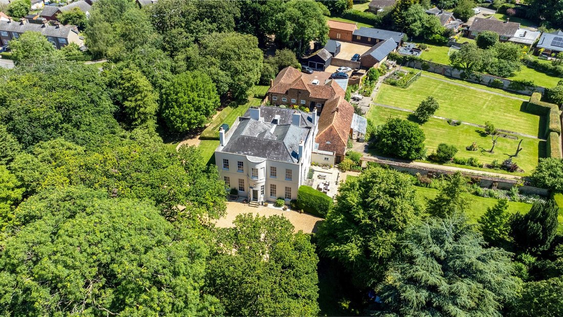 House in North Crawley, England 2 - 16250838
