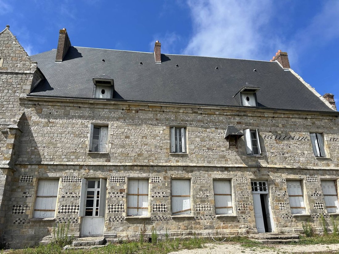La Rochelle’s Golden Sandstone Dream: A 380m² Manor Awaiting Renaissance