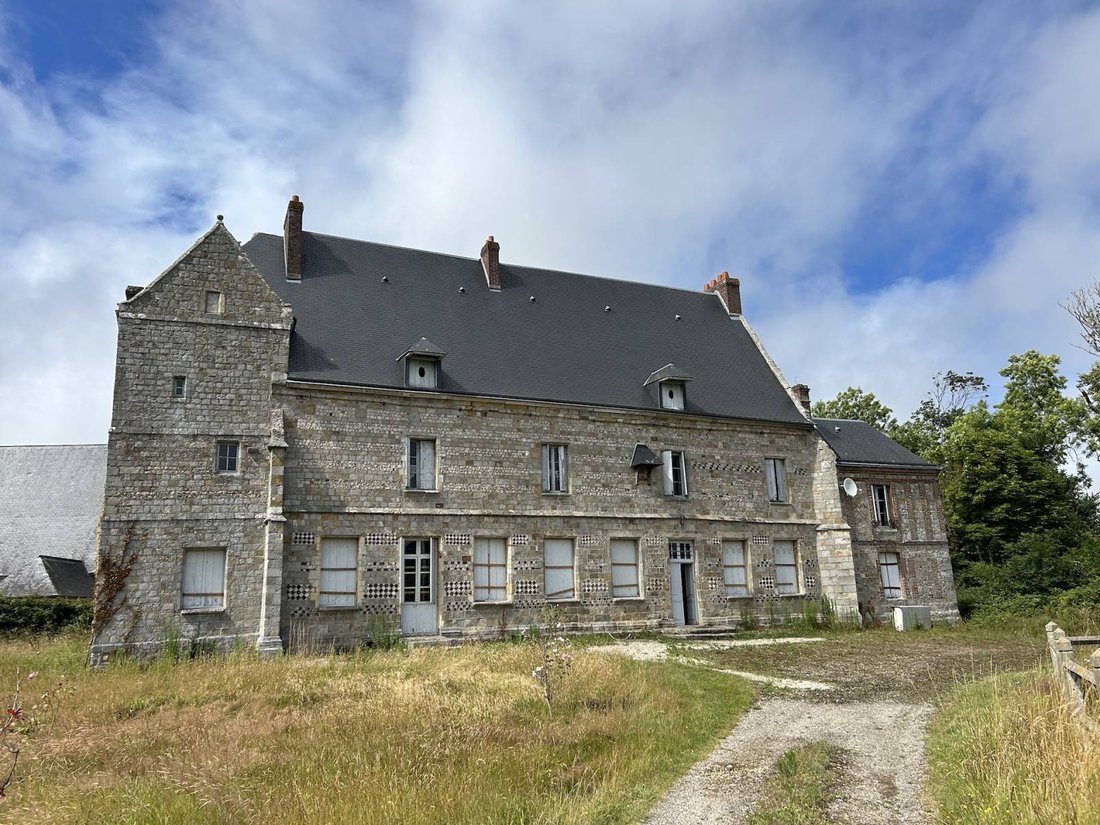 La Rochelle’s Golden Sandstone Dream: A 380m² Manor Awaiting Renaissance