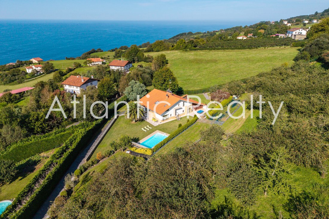 Villa in Mendebaldea, Donostia-San Sebastian, Spain 2 - 16254055