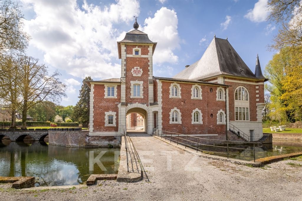 Château des Rêves Éternels – A Restored 18th-Century Jewel Encircled by Water