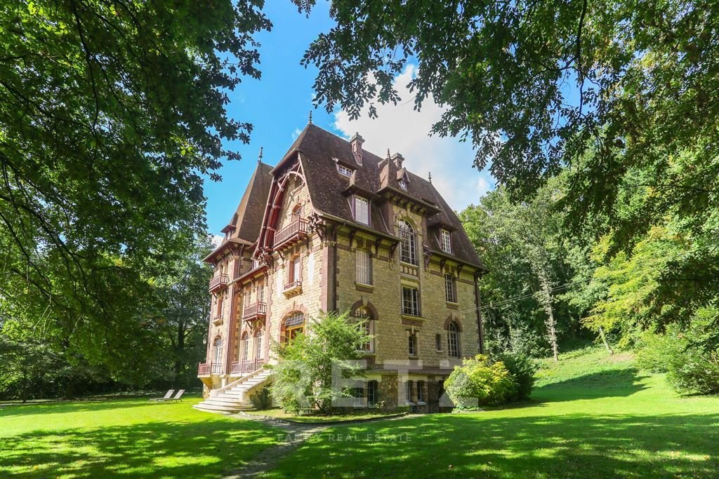 A Timeless Castle Retreat, Where Paris Whispers Beyond the Trees