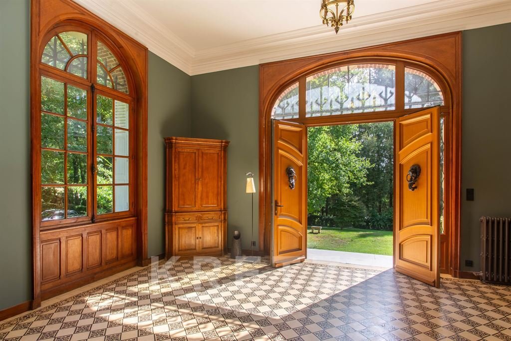 A Timeless Castle Retreat, Where Paris Whispers Beyond the Trees