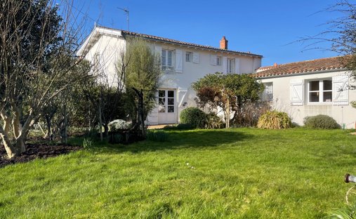 House in Nord, Nieul-sur-Mer, France 1