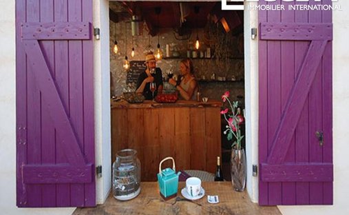 Castle for Sale in Saussignac, Nouvelle-Aquitaine, France