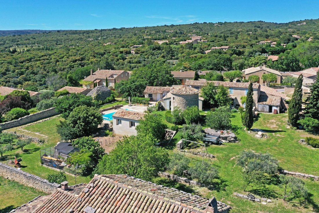 Estate in Gordes, Provence-Alpes-Côte d'Azur, France 1 - 16256007
