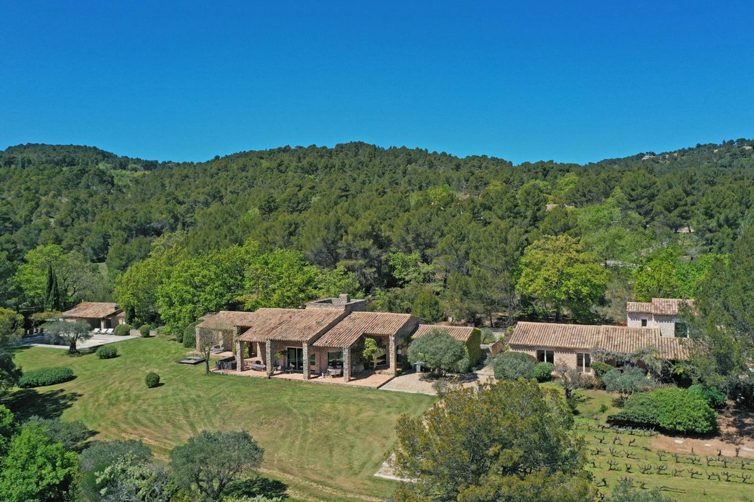 Estate in Gordes, Provence-Alpes-Côte d'Azur, France 1 - 16256619
