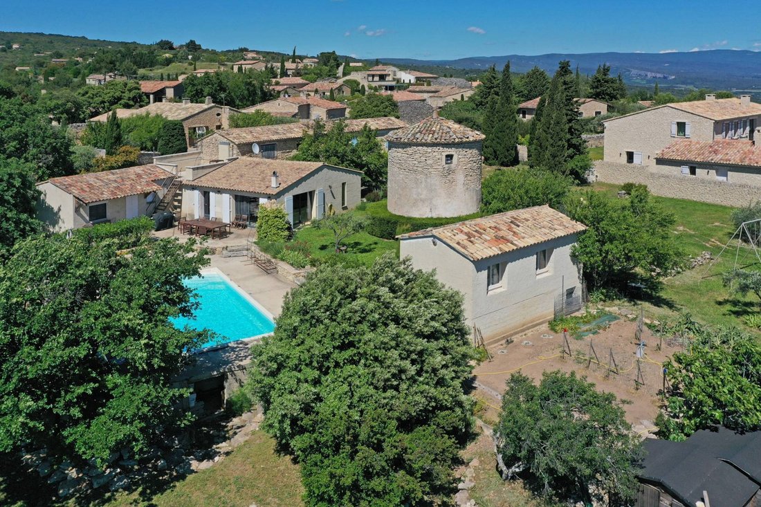Estate in Gordes, Provence-Alpes-Côte d'Azur, France 2 - 16256007