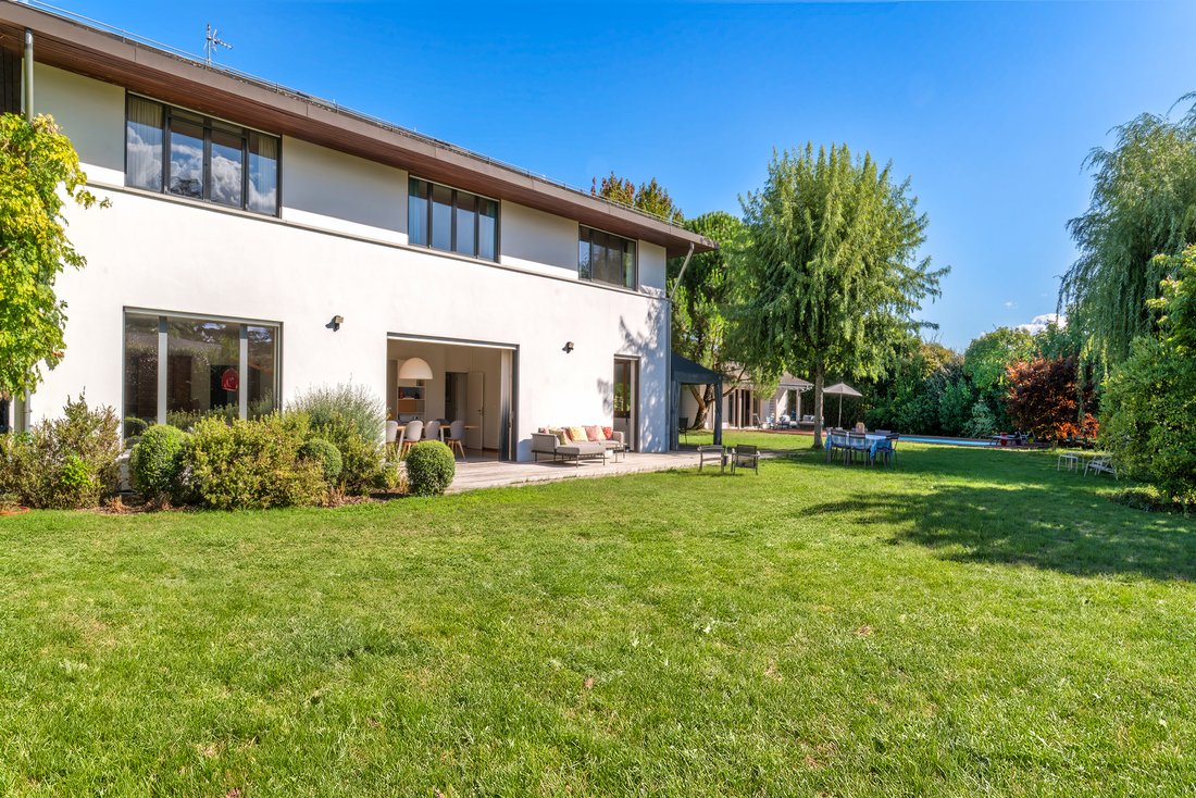 Tranquil Family Home Surrounded By Nature, Close To The Lake