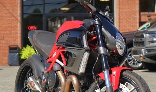 ４ PYRAMID PLASTICS Triumph Sprint ST 1050 Hugger Gloss Black