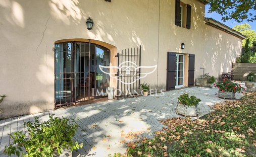 Castle for Sale in Le Thor, Provence-Alpes-Côte d'Azur, France