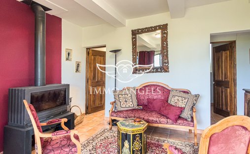 Castle for Sale in Le Thor, Provence-Alpes-Côte d'Azur, France