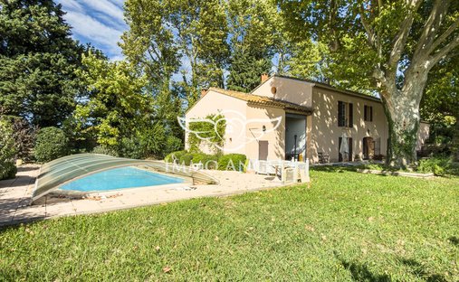 Castle for Sale in Le Thor, Provence-Alpes-Côte d'Azur, France