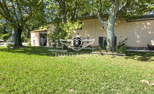 Castle for Sale in Le Thor, Provence-Alpes-Côte d'Azur, France