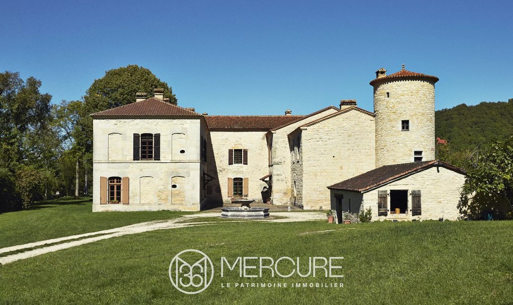 Magnificent Castle And Outbuildings 150 Hectares