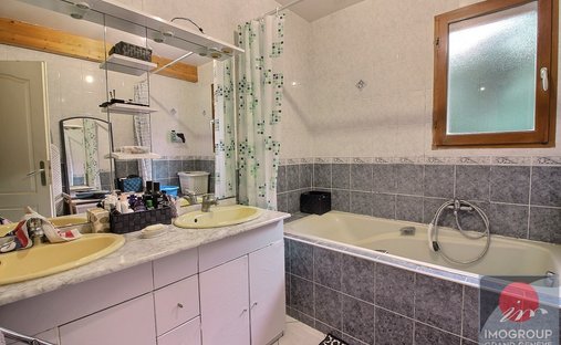 Castle for Sale in Bons-en-Chablais, Auvergne-Rhône-Alpes, France