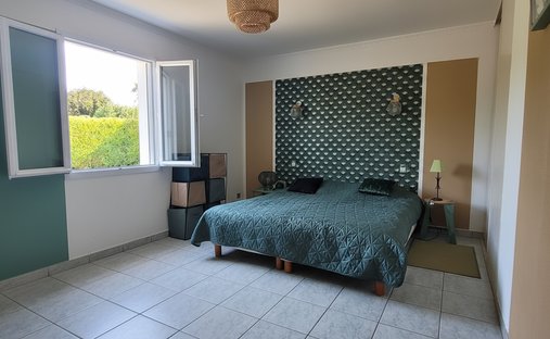 Castle for Sale in Saint-Jean-d'Angély, Nouvelle-Aquitaine, France