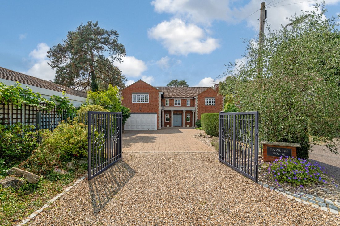 House in Farnham Royal, England 1 - 16268784