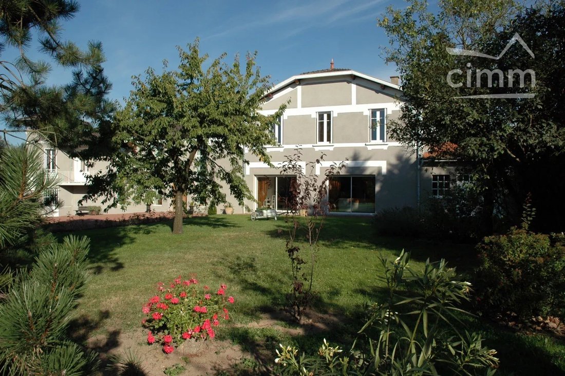 Estate in Notre-Dame-de-Boisset, Auvergne-Rhône-Alpes, France 4 - 16264538