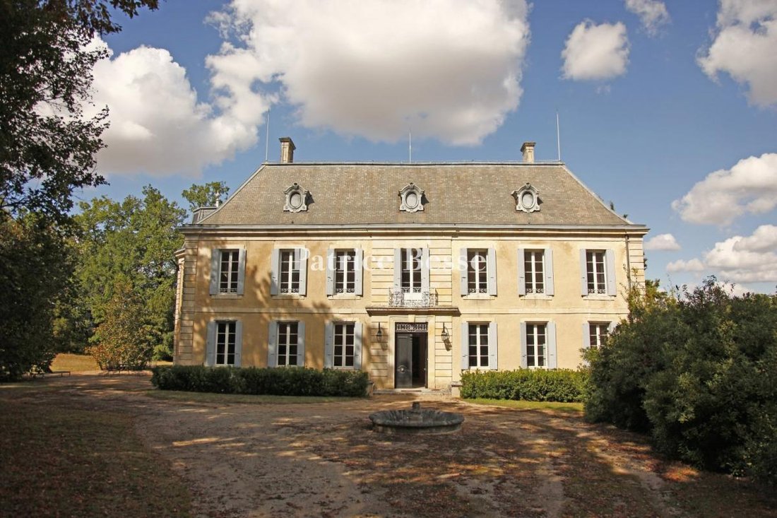 Whispers of 1805: A Hidden Château Crowned in Gers’ Golden Light